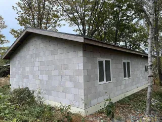 Жилой дом 126.5 м² и участок 1000 м² в Надеждинском районе по адресу: Приморский край, п. Соловей Ключ, ул. Волгоградская, 15. Земельный участок забором не огорожен, кроме дома на участке ничего нет. Жилой дом в недостроенном состоянии, возведены стены, крыша, установлены стеклопакеты, проложен…