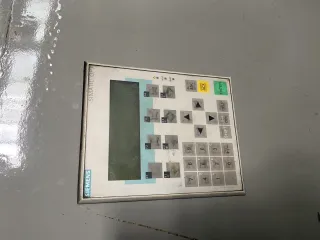 Щит силовой Siemens SIMATIC OP7 (1 шт.). Оборудование находится в технически исправном состоянии и в целом пригодно для эксплуатации. При этом проверка фактической работоспособности оборудования в ходе осмотра не осуществлялась. Оборудование является бывшим в употреблении, имеет физический износ…