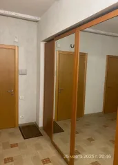 Трехкомнатная квартира общей площадью 108,4 кв.м, жилая площадь 67,5 кв.м, расположена на 3 этаже 6-этажного жилого дома по адресу: Тюменская область, Ханты-Мансийский автономный округ-Югра, г. Ханты-Мансийск, ул. Карла Маркса, д. 28, кв. 43. Кадастровый номер: 86:12:29:0:28:39. Право собственности…