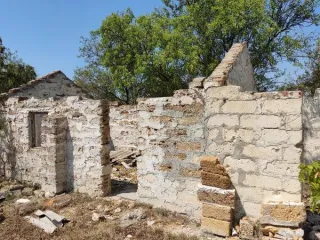 Комплекс строений и сооружений, 41240 кв. м, Республика Крым. Группа инвентарных объектов с расположенным под ними земельным участком по адресу: Республика Крым, Черноморский район, Медведевский с/с, комплекс строений и сооружений № 1, а именно: земельный участок пл. 41 240 +/- 355 кв. м, КН…