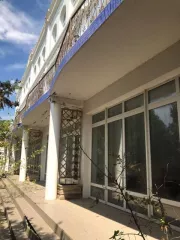 20/100 доли в праве долевой собственности на жилой дом, 3-этажный, площадью 1 483,5 кв. м, кадастровый номер 90:11:240101:37, и 18/100 доли в праве долевой собственности на земельный участок, категория земель: земли населенных пунктов, разрешенное использование: индивидуальное жилищное…