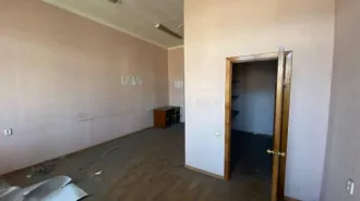 Нежилое помещение общей площадью 27,7 кв.м., с кадастровым номером 42:30:0303096:358, расположенное по адресу: Кемеровская область – Кузбасс, г. Новокузнецк, ул. ДОЗ, д. 17-А, пом. 7. Состояние: удовлетворительное. Помещение находится на этаже № 2 нежилого здания. Общие сведения об ограничениях и…