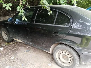 Автомобиль Skoda Octavia 2007 года выпуска, черный цвет, тип кузова комби (хэтчбек). Модель двигателя 975165, VIN TMBDK41U978870152, мощность 1000 л.с. (74 кВт), госномер Т703ЕО163. В связи с долгой неэксплуатацией сел АКБ, имеются следы ржавчины на кузове, потертости, внутри салона сняты дверные…