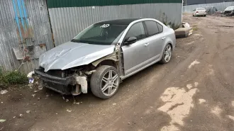 Skoda Octavia 2013 года выпуска, VIN: TMBAC4NE5E0032408, гос.номер М830МН35, цвет серебристый. Автомобиль имеет недостатки: -Сильно повреждена передняя часть кузова, включая капот, крылья и бампер. -Отсутствуют некоторые элементы облицовки, такие как часть бампера и фары.