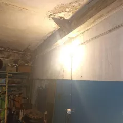 Нежилое помещение, площадью 17.7 кв. метра, с кадастровым номером 29:26:000000:1115 в праве собственности
Находящаяся по адресу: Архангельская область, г. Новодвинск, ул. Ворошилова, район жилого дома №37 "а"
На имущество наложены ограничения пристава в виде запрета на регистрационные действия