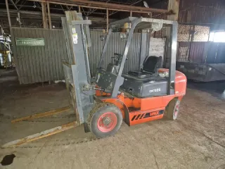 Погрузчик VMAX CPCD25 2013 года выпуска. Производитель: ANHUI VMAX MACHINERY CO, LTD, Китай. Заводской номер рамы: 12330544. Есть ПТС, ПСМ: ТС 408800. В исправном состоянии, но требует ремонта двигателя, из гидравлических цилиндров течет масло. Отсутствует аккумулятор. 25.02.2026 производился…