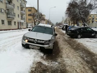 автомобиль: рено дастер vin: x7lhsrga55546169, 2016 года выпуска. описание: двигатель – дымит, гремит, ест масло, подвеска – сальные блоки все спереди и сзади, шаровые, передние подшипники   гудят, рулевые тяги и наконечники, рулевая рейса, коробка передач плохо переключается, шаровые, кузов…
