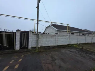 Дом 249,8 кв.м и участок 1500 кв.м, Ставропольский край. Жилой дом, расположенный по адресу: Российская Федерация, Ставропольский край, Шпаковский район, село Надежда, улица Сляднева, дом № 14, площадь: 249,8 кв.м, кол-во этажей -1, кадастровый номер - 26:11:080501:7685; земельный участок…