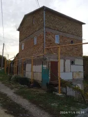 Дом 110,9 кв.м и земельный участок 459 кв.м в Севастополе. Здание. Назначение: жилое. Площадь: 110,9 кв.м. Количество этажей: 3. Материал стен: каменные. Год завершения строительства 2009. Адрес: Российская Федерация, г. Севастополь, вн.тер.г. Нахимовский м.о., тер. ТСН СНТ "Мекензиевы горы", д. 8…