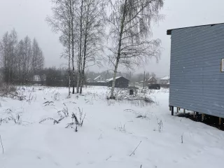Земельный участок, кадастровый номер 47:16:0432002:552, площадь: 1100 +/-12 кв.м, тип собственности: Общая собственность. Адрес: Российская Федерация, Ленинградская область, Кировский муниципальный район, Синявинское городское поселение, г. п. Синявино, ул. Новая, з/у 7, 
Здание, кадастровый номер…
