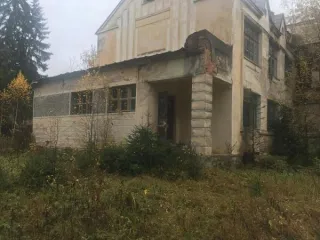 Здание администрации и общежитие общей площадью 4944.8 кв. м, расположенные по адресу: Ярославская область, Тутаевский район, поселок Красный Бор, улица Верхняя Дача, дом 11, с земельным участком. В состав входят: Здание администрации, кадастровый номер: 76:15:011013:102, назначение нежилое, 4…