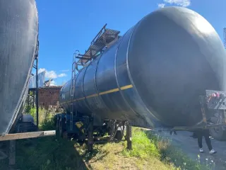 Полуприцеп цистерна ППЦ 96681, 2013 г.в., г/н МУ539824 24, VIN X89966810D0BZ2058, номер кузова отсутствует, номер шасси X89966810D0BZ2058, цвет черный. Рабочее состояние не проверялось, имеет повреждения ЛКП и царапины, одно колесо с правой стороны отсутствует. Обременения: залог, запреты судебного…