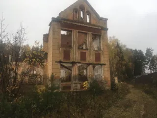 Здание администрации и общежитие общей площадью 4944.8 кв. м, расположенные по адресу: Ярославская область, Тутаевский район, поселок Красный Бор, улица Верхняя Дача, дом 11, с земельным участком. В состав входят: Здание администрации, кадастровый номер: 76:15:011013:102, назначение нежилое, 4…