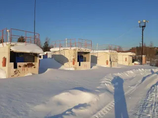 Сооружение: База ГСМ, кадастровый номер: 86:07:0000000:889, площадь застройки 822 кв.м., адрес: ХМАО Югра, Октябрьский р н, пгт Андра, мкр н Спортивный, строен.9а,  которая состоит: 1 . из территории хранения нефтепродуктов, которая включает:   емкости по 2000л.  2шт.     емкости 400л.  1шт.    …