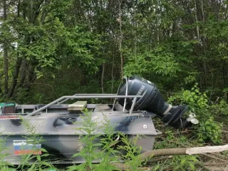 Казанка 5М4 1990 года. Регистрационный номер Р86-66ЧУ. Оснащен встроенным эхолотом и двигателем Yamaha с номером 1046674. П14130000032. Ключи отсутствуют, судовой билет имеется. Работоспособность двигателя под сомнением, находится длительное время на хранении на открытой площадке. Сведения о…