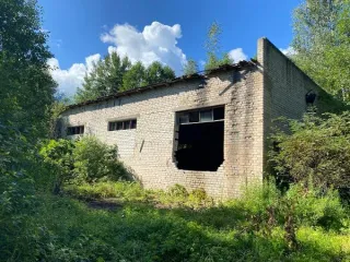 Нежилое здание, 674.9 кв. м, Калининградская область. Нежилое здание, КН 39:06:010026:59, расположенное по адресу: Калининградская область, г. Краснознаменск, ул. Калининградская, дом 2. Нежилое здание, требующее капитального ремонта. Год ввода в эксплуатацию: 1983. Количество подземных этажей: 0…