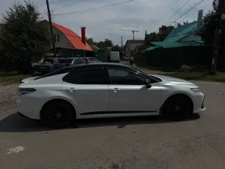 Toyota Camry 2021 года, 249 лс, 253400 км, АКПП, гос.рег.знак Н101ХХ98, VIN XW7BZ3HK60S116340, 2021г.в., мощность двиг., л.с. (кВт): 248,8 (183), цвет: белый перламутр с черной крышей.