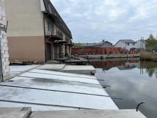 Эллинг 180 кв.м в Калининградской области на территории ВМК "Сокол", номер 288. Кадастровый номер: 39:18:010029:260. Здание нежилое, состоит из двух равных долей по 1/2.