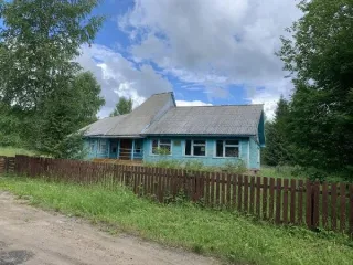Здание школы №34, 239,5 кв.м, земельный участок 3431 кв.м, Архангельская область. Здание «Прилуцкой начальной общеобразовательной школы №34», с кадастровым номером 29:01:120406:495, площадью 239,5 кв.м., расположенное по адресу: РФ, Архангельская обл., м.о. Вельский, д. Прилуцкая, ул. Солнечная, д…