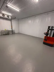 Оборудование для сыроварни в составе 55 позиций, де-факто входящее в состав и являющееся частью единого производства, расположенного по адресу: Вологодская область, Череповецкий район, Нелазское сельское поселение, деревня Шулма, улица Школьная, дом 10. Точное наименование, состав и количество…