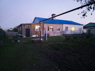 Продается 1/4 доля квартиры площадью 64,80 кв.м. по адресу: Россия, Владимирская область, Селивановский район, деревня Новлянка, улица Трудовая, дом 4, квартира 2. Кадастровый номер: 33:10:000802:949. Также продается 1/4 доля в праве аренды земельного участка площадью 2220 кв.м. (погрешность 17.0)…