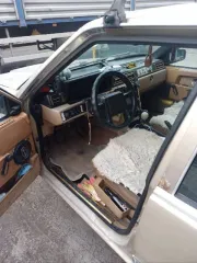 Volvo 740, 1987 года, 100 лс, VIN YV1744833H2090632, гос рег. номер О 742 УО 154. Автотранспортное средство находится в условно пригодном техническом состоянии – автомобиль не на ходу, требует ремонта/замены стоек, подшипников, рулевых тяг, тормозных колодок, тормозных суппортов, заднего моста…