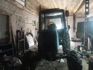 Трактор Беларус-82.1, 2006 года выпуска. Заводской № машины (рамы) 80836690, двигатель № 726290, коробка передач № 15966, основной ведущий мост (мосты) 436538-04/456756. Цвет: синий. Вид движителя: колесный. Мощность двигателя: 57 (78). Конструкционная масса, кг: 3850. Максимальная конструкционная…