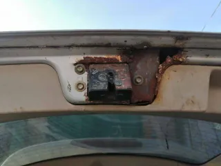 Toyota Ipsum 2001 года, 160 л.с., пробег 261797 км, АКПП. Цвет серый. Кузов АСМ260001992. Состояние: сгнившие пороги, кузов по днищу гнилой, задняя дверь гнилая, капот, решётка радиатора и передний бампер после удара, повреждён пластик салона, отсутствует задний редуктор привода и кардан.