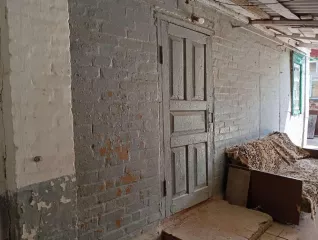 Жилое здание, площадь: 53,2 кв.м., кадастровый номер: 61:40:0010139:369 и земельный участок, площадь: 697 кв.м., категория земель: Земли населенных пунктов, разрешенное использование: для ведения личного подсобного хозяйства, кадастровый номер: 61:40:0010139:201. Адрес: Ростовская область, р-н…