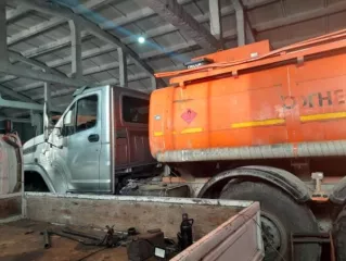Автомобиль Урал Автотопливозаправщик 5881N8, 2016 года выпуска, цвет – серый, государственный номер Е128ЕР28, идентификационный номер (VIN) X895881N8G1CE2013, номер шасси (рамы) X1P555700G1408551, номер двигателя G0024104, мощность двигателя – 285 л.с. (потертости на бамперах, спущена резина на…