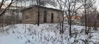 Нежилое здание 69.6 кв.м Приморский край здание общей площадью 69,6 кв.м, назначение: нежилое, количество этажей 1, в т.ч. подземных 1, год завершения строительства 1973, кадастровый номер 25:26:030301:700, расположенное по адресу: Приморский край, г. Арсеньев, ул. Сазыкина, д. 11. Год ввода в…