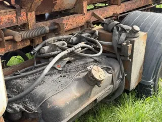КО829А-02, 2006, регистрационный номер Е356 КК10, VIN XVL48330060000302, модель, № двигателя 506.10 50275031, шасси (рама) №433362 5 3484453, кузов № 433360 50045270, цвет белый, год изготовления 2006. Наличие ПТС: есть. Год выпуска 2006, марка грузовика КО, модель КО-829А-02, VIN XVL48330060000302.