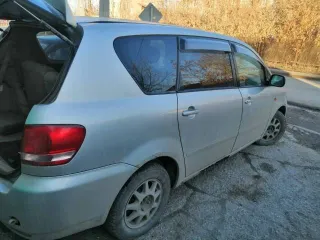Toyota Ipsum 2001 года, 160 л.с., пробег 261797 км, АКПП. Цвет серый. Кузов АСМ260001992. Состояние: сгнившие пороги, кузов по днищу гнилой, задняя дверь гнилая, капот, решётка радиатора и передний бампер после удара, повреждён пластик салона, отсутствует задний редуктор привода и кардан.