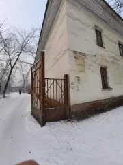 Недвижимое имущество, состоящее из: Земельного участка с кадастровым номером 19:02:010533:1446, площадью 690,0 кв.м., расположенного по адресу: Российская Федерация, Республика Хакасия,  г. Черногорск, Улица Дзержинского, 5. Категория земель: земли населенных пунктов, виды разрешенного…