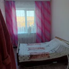 Квартира 61,6 м² в Кемеровской области, пгт Верх-Чебула, ул. 40 лет Победы, д. 1, кв. 1. Кадастровый номер: 42:16:0101002:2356. Земельный участок под домом предоставлен в аренду по договору №136. Финансовым управляющим получено согласие арендодателя, Комитета по управлению муниципальным имуществом…