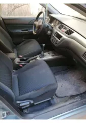 Легковой автомобиль Mitsubishi Lancer 1.3 2006 года, VIN: JMBSNCS1A7U001426. Задний бампер имеет трещину у багажника, катафотик на заднем разбит. Передние фары помутнели. Арки и пороги имеют цветение. Притертость переднего бампера. Требуется замена масла.