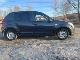 Renault Sandero 2010 года, 84 л.с., 100000 км, механическая коробка передач, VIN X7LBSRB1HAH338990. Имущество находится в залоге у ПАО Сбербанк. Пробег уточнять при осмотре.