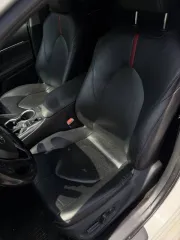 Toyota Camry 2021 года, 249 л.с., 253400 км, АКПП; Automobile Toyota Camry, gos.reg.znak H101XX98, VIN XW7BZ3HK60S116340, 2021 g.v., moshchnost dvig., l.s. (kW): 248.8 (183), tsvet: bely perlamutr s chernoy kryshey.