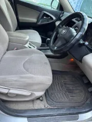 Toyota Vanguard 2008 года выпуска. Цвет кузова серый. Номер кузова ACA33-5210984. Номер двигателя 2AZ-H188296. Мощность 170 л.с., рабочий объем 2362 куб. см, тип двигателя бензиновый. Государственный регистрационный номер Н198ОУ75.