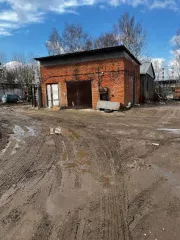 Навес на пандусе из металлоконструкций, сборно-разборный, литера Г1, площадь 196,5 кв.м.; 
Трансформаторная подстанция кирпичная капитальная и распределительный узел 0,4 кВ, №3017 ТР-Р РУ-04KV, литера Д, площадь 23,3 кв.м.; 
Гараж кирпичный капитальный, литера Е, площадь 61,5 кв.м…