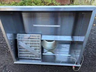 Вытяжной пристенный зонт 1200x800x400 мм. Является бывшим в употреблении имуществом, могут иметься скрытые недостатки.