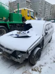 Ниссан Примера 1999 года после сильного ДТП, в неудовлетворительном состоянии.