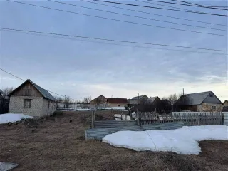 Земельный участок 1500 кв.м. Оренбургская область, Тюльганский район, поселок Тюльган, улица Высоцкого, 3-1. Категория земель: земли населенных пунктов. Разрешенное использование: для ведения личного подсобного хозяйства. Кадастровый номер: 56:33:1301005:26.