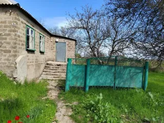 Нежилое здание 93,2 кв.м с участком, Ростовская область, Неклиновский район, с. Федоровка, ул. Почтовая, 50а. Кадастровый номер 61:26:0140101:2242. Год ввода в эксплуатацию: 1972. Количество этажей: 1. Материалы наружных стен здания: шлакобетонные блоки. Общая площадь: 93.2 кв.м. Кадастровая…