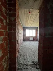 Квартира, площадь 93,7 квадратных метра, адрес: Саратовская область, город Саратов, ул. им. Тулайкова Н.М., дом 1/1, квартира 57, кадастровый номер 64:48:040453:2290. Имущество является предметом залога АО "НВК Банк".