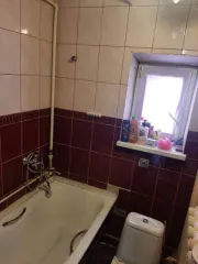 Квартира в Калининграде, 35 кв.м, 1 комната. Адрес: Калининградская обл., г. Калининград, ул. П. Морозова, д. 53, кв. 2, кадастровый номер: 39:15:150830:482, 1 этаж. Вместе с официальной площадью квартиры, указанной в выписке из ЕГРН, в данной квартире имеется неучтенная дополнительная площадь…