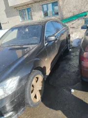 Mercedes-Benz S350 4Matic, 2011 АМТС, г/н Н783КК21, VIN WDD2211821A392286, цвет черный, крышка багажника имеет вмятину, лобовое стекло имеет трещины, передний бампер сдвинут с места крепления, кузов с левой стороны имеет следы коррозии, СТС и ключи отсутствуют.