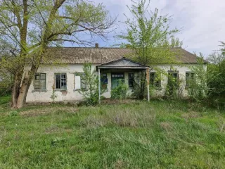 Нежилое здание с кадастровым номером 61:06:0060309:91 площадью 145,6 кв. м., расположенное по адресу: Ростовская область, Веселовский р-н, х. Красный Кут, ул. Школьная, 1 иземельный участок с кадастровым номером 61:06:0060308:1 площадью 608 кв. м., расположенный по адресу: Ростовская область…