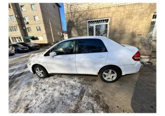Nissan Tiida 2007 года, 109 л.с., пробег 300000 км. Автомобиль Nissan Tiida Latio, цвет белый, ПТС 25 УВ 315859, государственный номер К985АН125, страна-изготовитель Япония, разрешенная максимальная масса 1475 кг, масса без нагрузки 1200 кг.