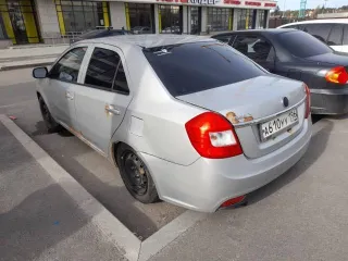 Geely GC6, 2014 года, 94 лс, 397464 км, легковой автомобиль, VIN X9W8624SGED000795, марка: Geely GC6, год изготовления: 2014, мощность двигателя, л. с. (кВт): 94, цвет: серебристый, вид собственности: индивидуальная, пробег 397464. На кузове невооруженным глазом видны следы коррозии.